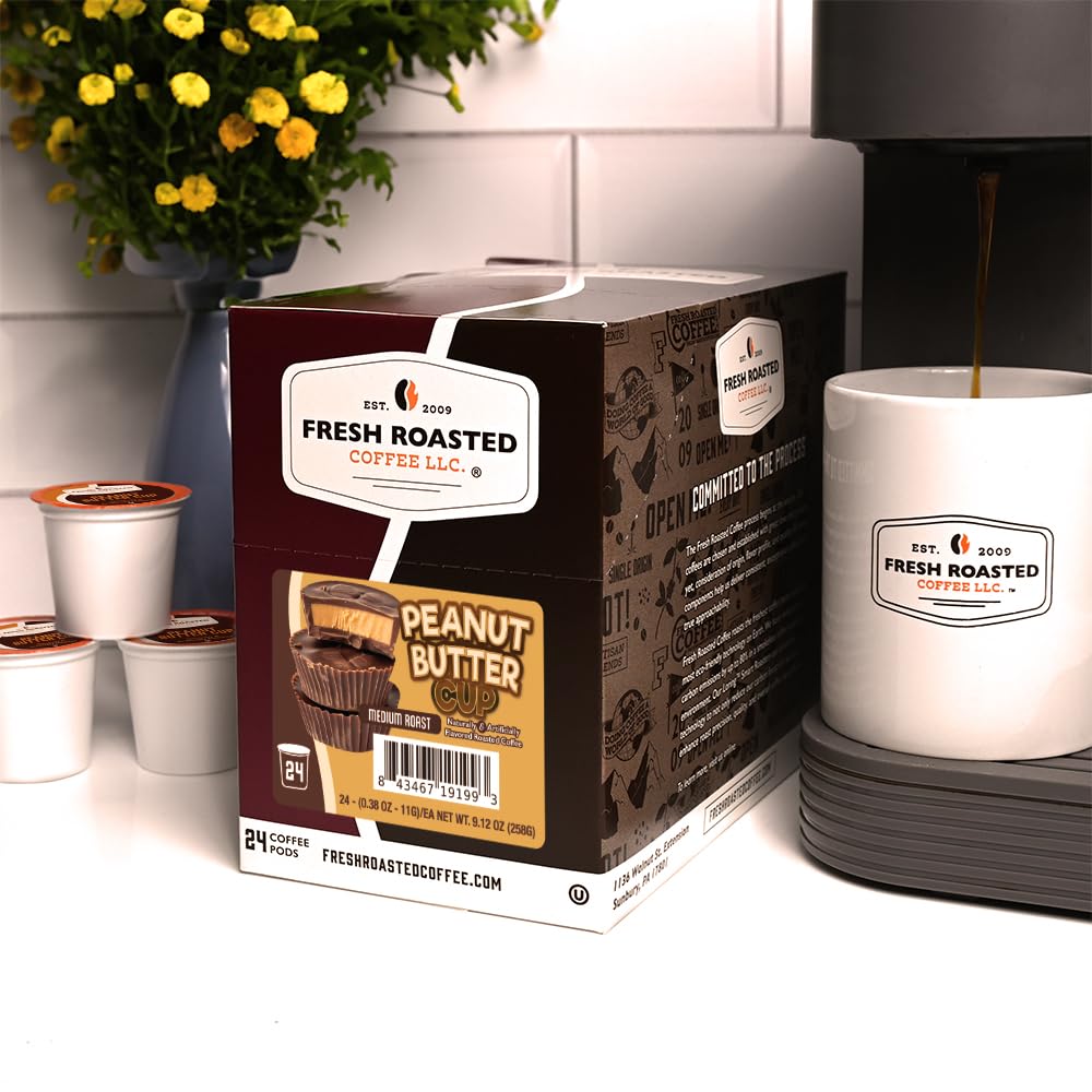 Fresh Roasted Coffee taza servida realzando sabor cremoso y aroma apetitoso