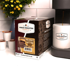 Fresh Roasted Coffee taza servida realzando sabor cremoso y aroma apetitoso