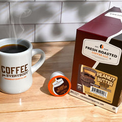 Fresh Roasted Coffee cápsula en mano para comparar tamaño y facilidad de uso