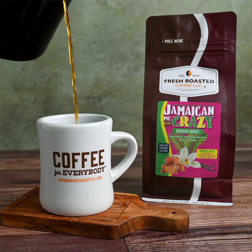 Fresh Roasted Coffee taza preparada con espuma ligera y notas aromáticas visibles