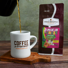 Fresh Roasted Coffee taza preparada con espuma ligera y notas aromáticas visibles
