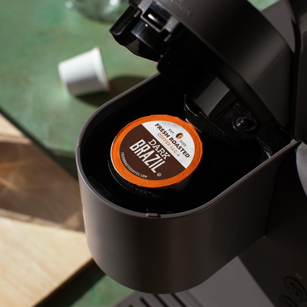 Fresh Roasted Coffee cápsula en mano para comparar tamaño y facilidad de uso