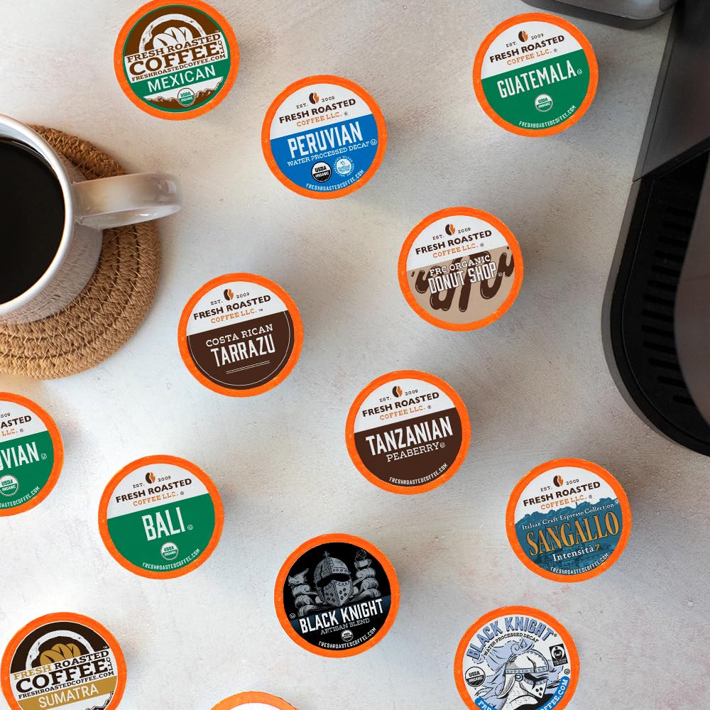 Fresh Roasted Coffee cápsula insertada en cafetera Keurig demostrando compatibilidad