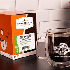 Fresh Roasted Coffee cápsula K-Cup en mano lista para usar y fácil preparación