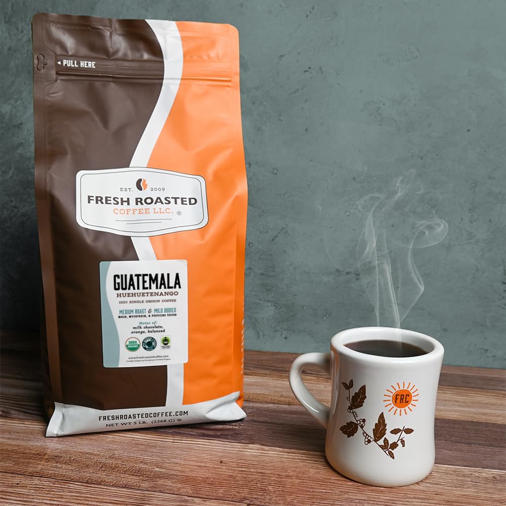 Fresh Roasted Coffee bolsa de 5 lb junto a una mano para comparar tamaño y porción por uso