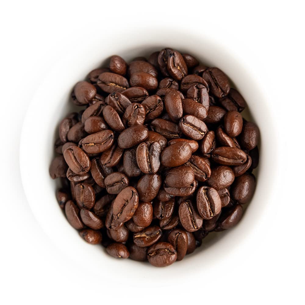 Fresh Roasted Coffee primer plano de granos enteros resaltando aroma y calidad