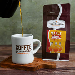 Fresh Roasted Coffee taza preparada con notas cremosas y aromáticas