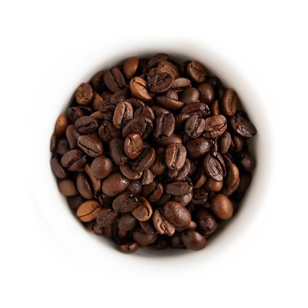 Fresh Roasted Coffee granos Monsoon Malabar primer plano con aspecto cremoso