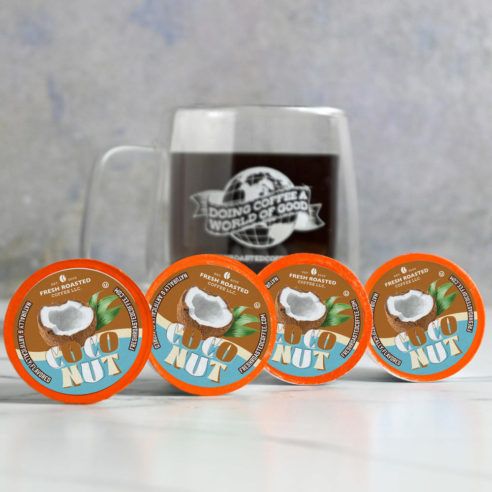 Fresh Roasted Coffee taza servida con crema y sabor a coco agradable