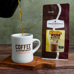 Fresh Roasted Coffee taza servida resaltando color y notas dulces