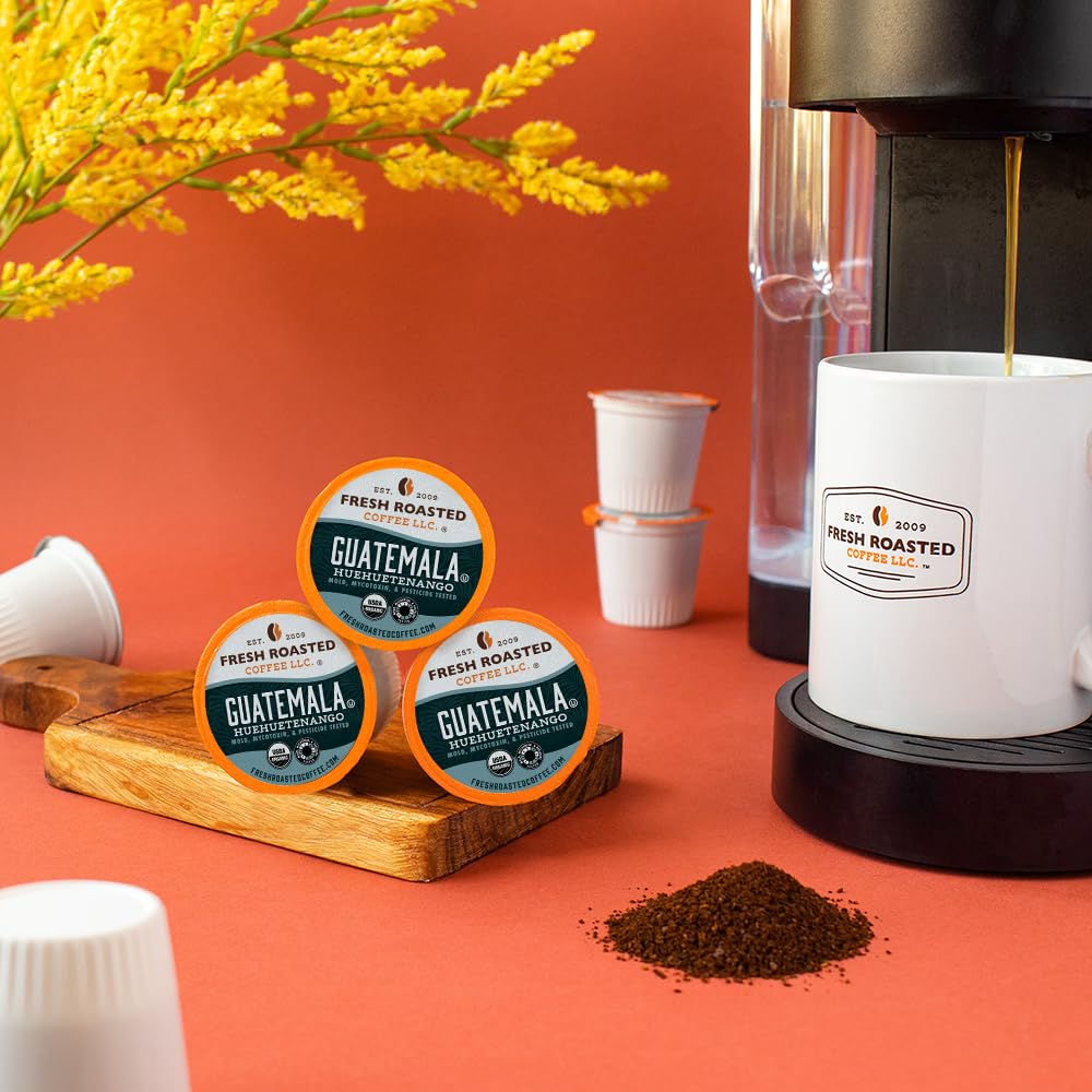 Fresh Roasted Coffee taza preparada con crema mostrando sabor equilibrado