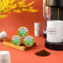 Fresh Roasted Coffee taza con café recién vertido que resalta aroma