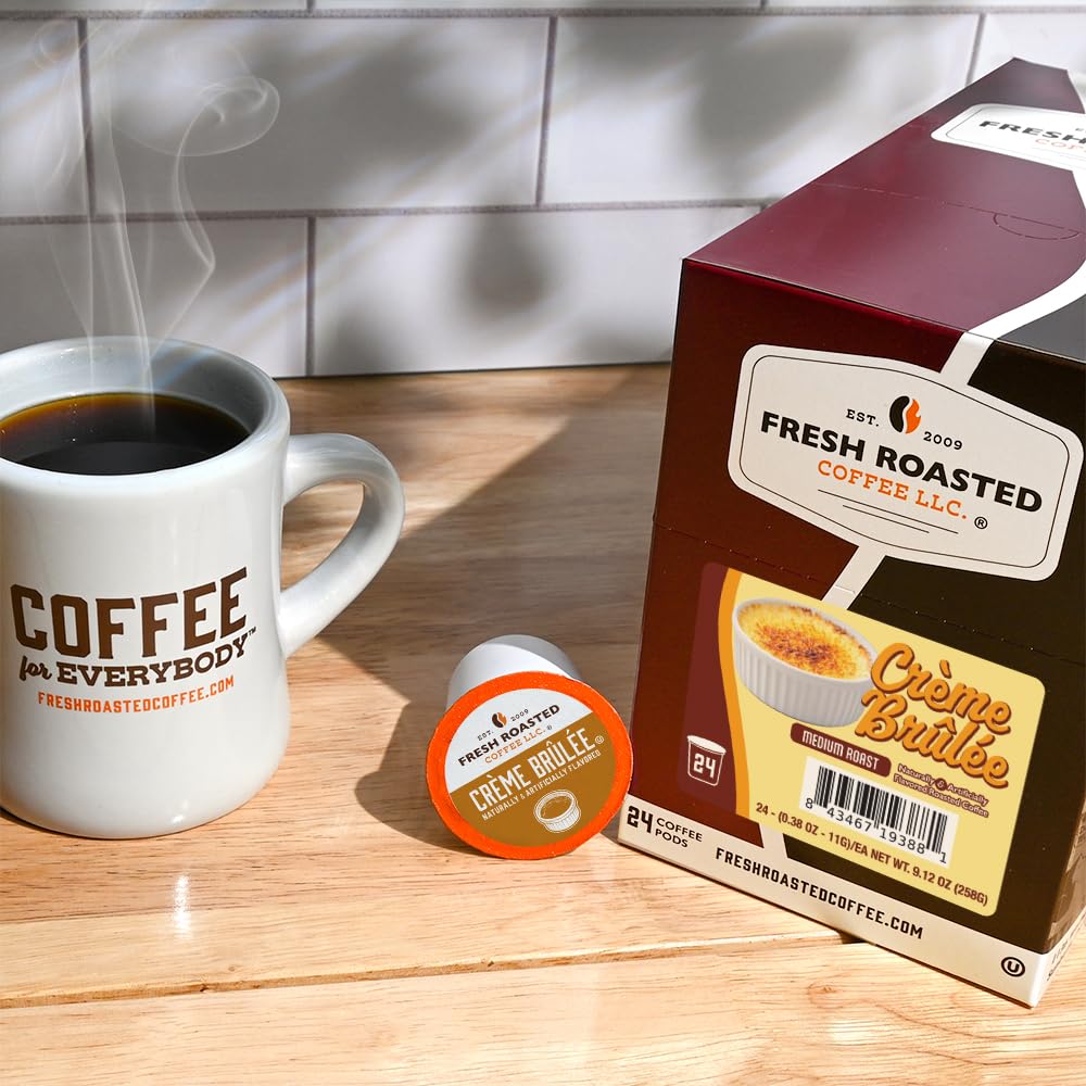 Fresh Roasted Coffee taza con crema y espuma destacando sabor suave