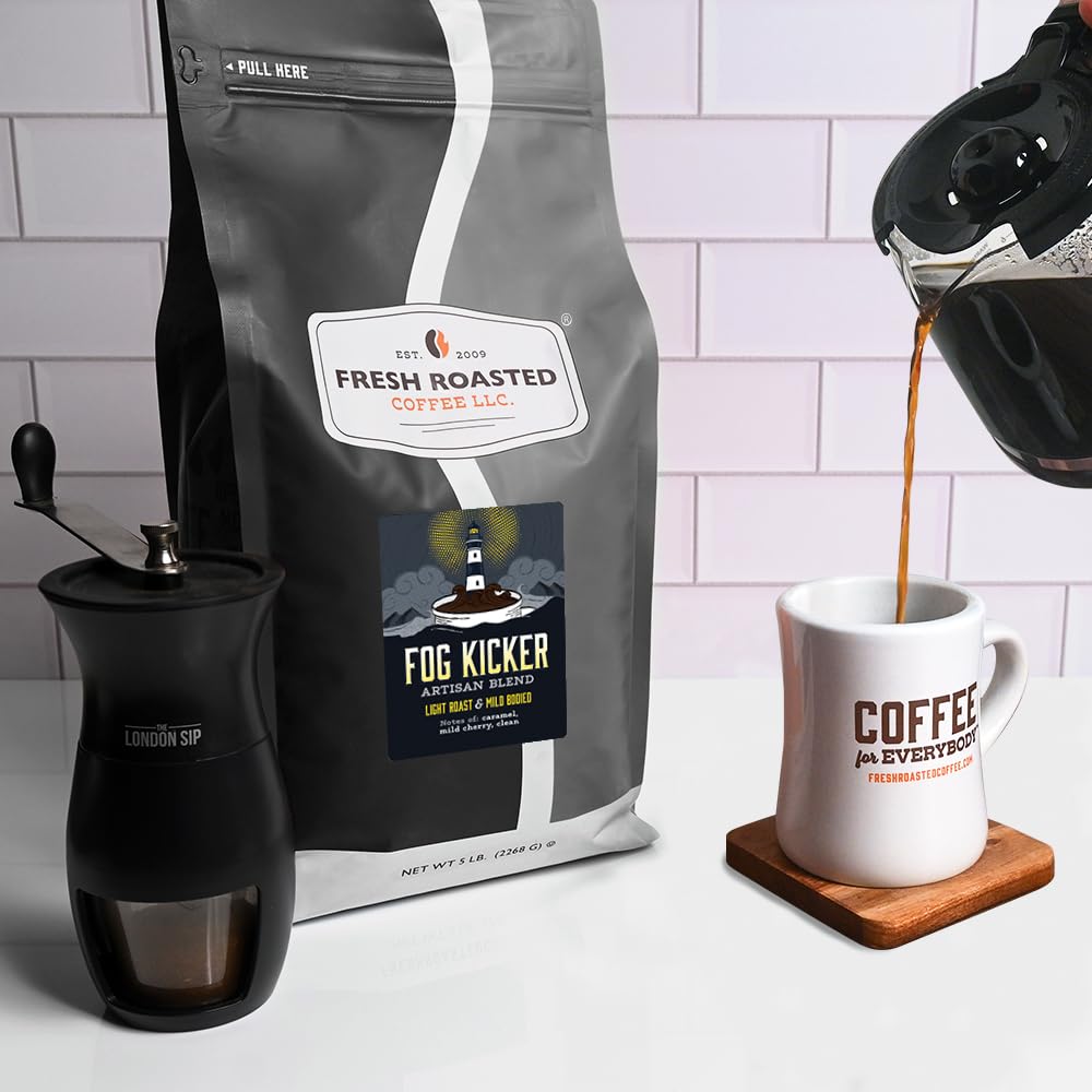 Fresh Roasted Coffee paquete de 80 oz comparado con taza para mostrar volumen