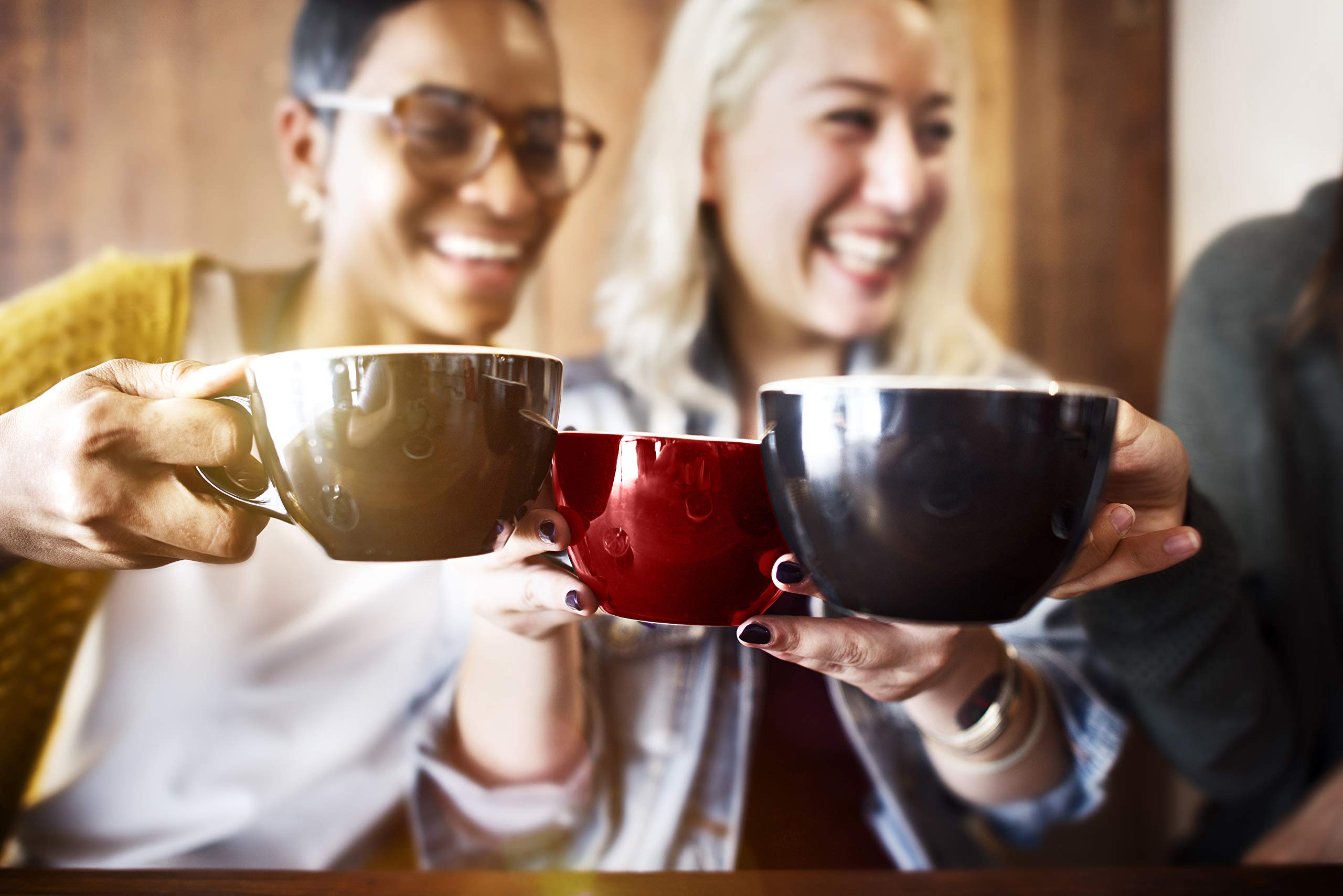 Friendly's taza mientras se vierte café, produce aroma intenso y cremoso