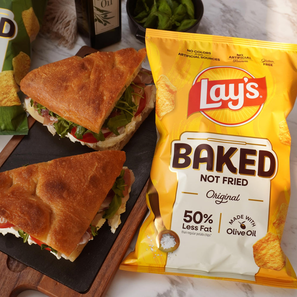 Frito-Lay Cheetos crujientes en mano, snack con sabor a queso