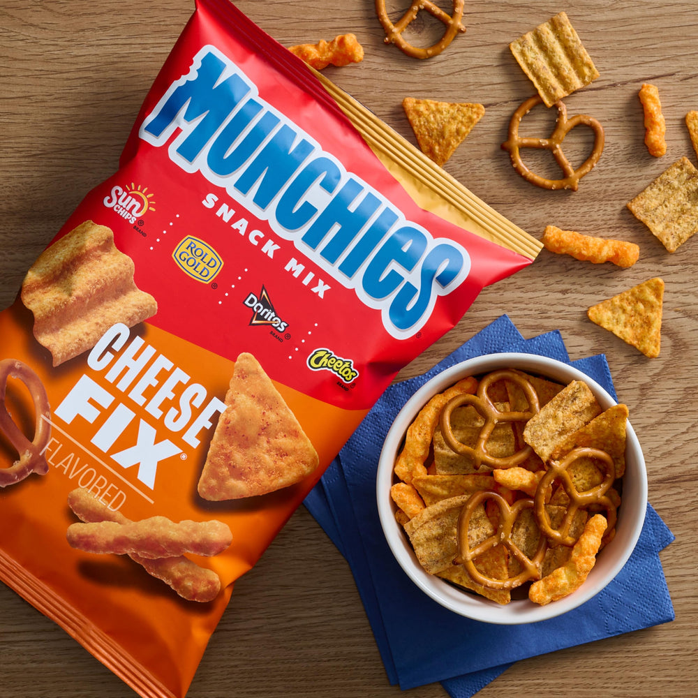 Frito Lay manos sosteniendo empaques individuales comodidad para llevar