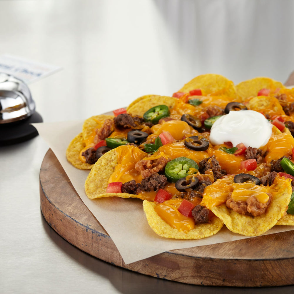 Frito Lay Tostitos vasito de salsa abierto junto a chips para dip inmediato