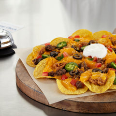 Frito Lay Tostitos vasito de salsa abierto junto a chips para dip inmediato