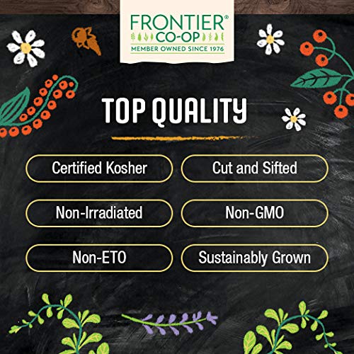 Taza infusionando hojas de eucalipto Frontier Co-op liberando aroma refrescante