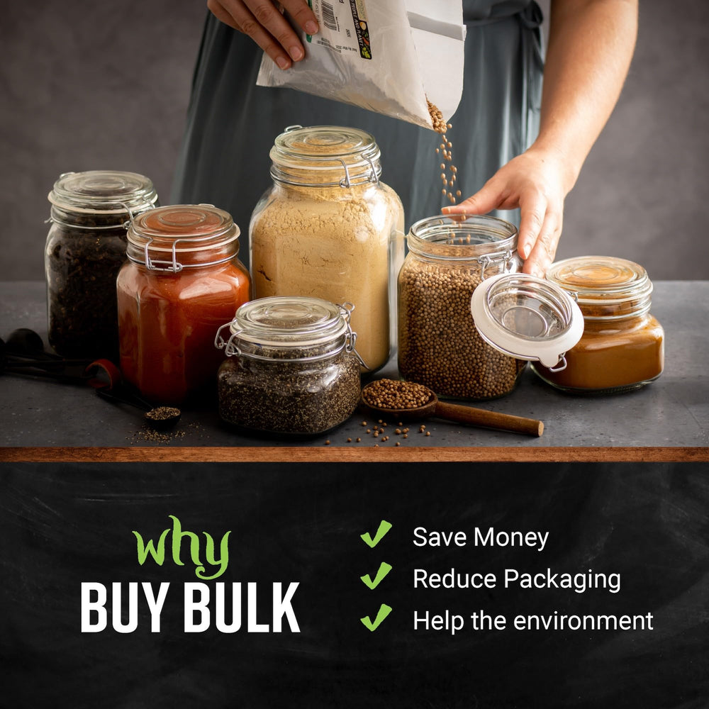 Escena de cocina con raíz de sarsaparilla Frontier Co-op lista para uso en recetas y cócteles