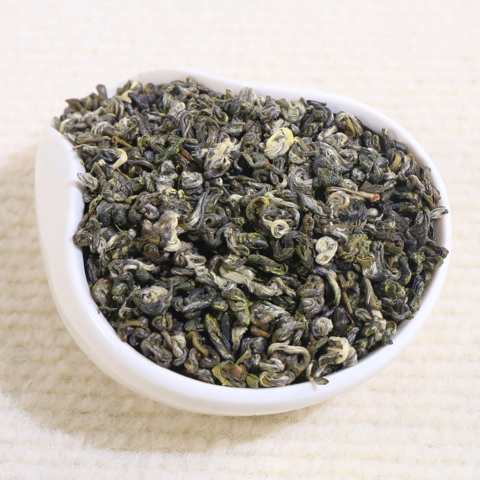 FullChea hojas en infusión liberando flores y notas frutales
