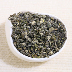 FullChea hojas en infusión liberando flores y notas frutales