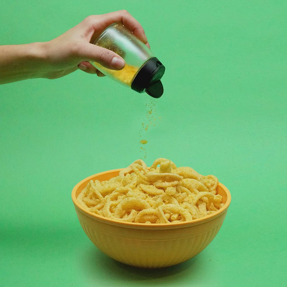 Funyuns en tazón servido en fiesta aportando sabor y presentación lista