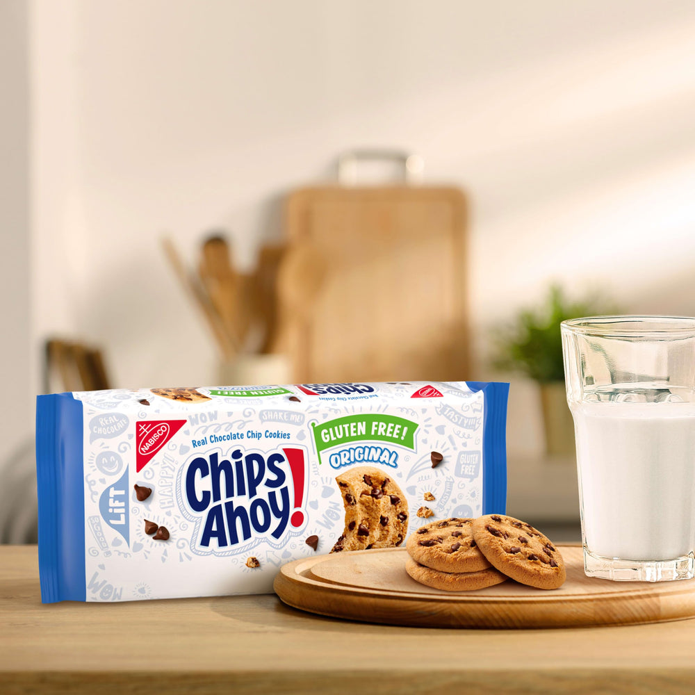 Galletas OREO y CHIPS AHOY! servidas junto a un vaso de leche, ideal para dunking