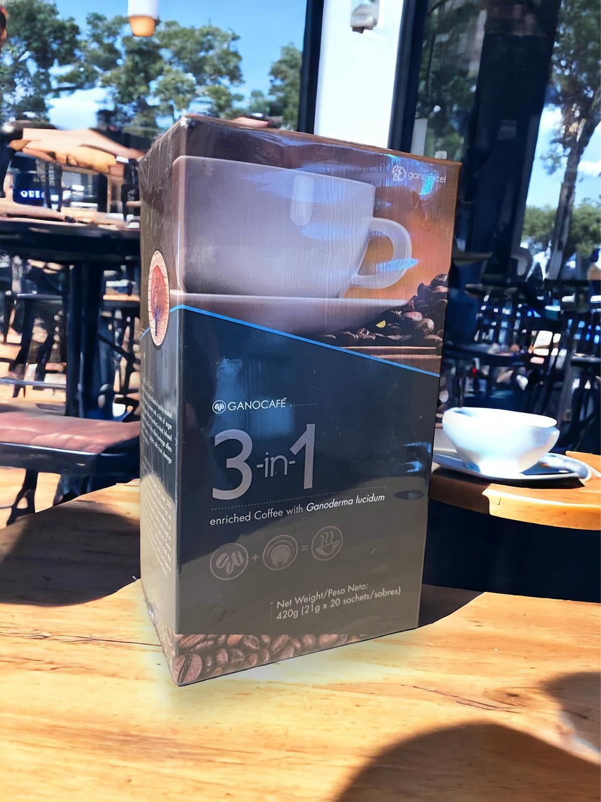 GanoCafé escena de desayuno con taza y sachets, GanoCafé encaja en rutinas diarias