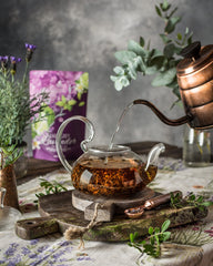 Gardenika pétalos de lavanda sobre hojas mostrando delicado aroma floral