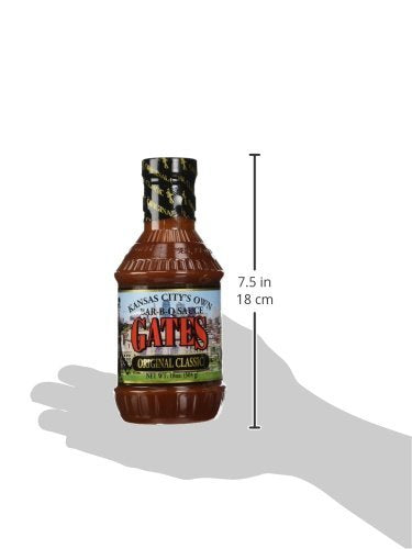 Gates BBQ comparativa de tamaño con una mano para visualizar las 18 oz