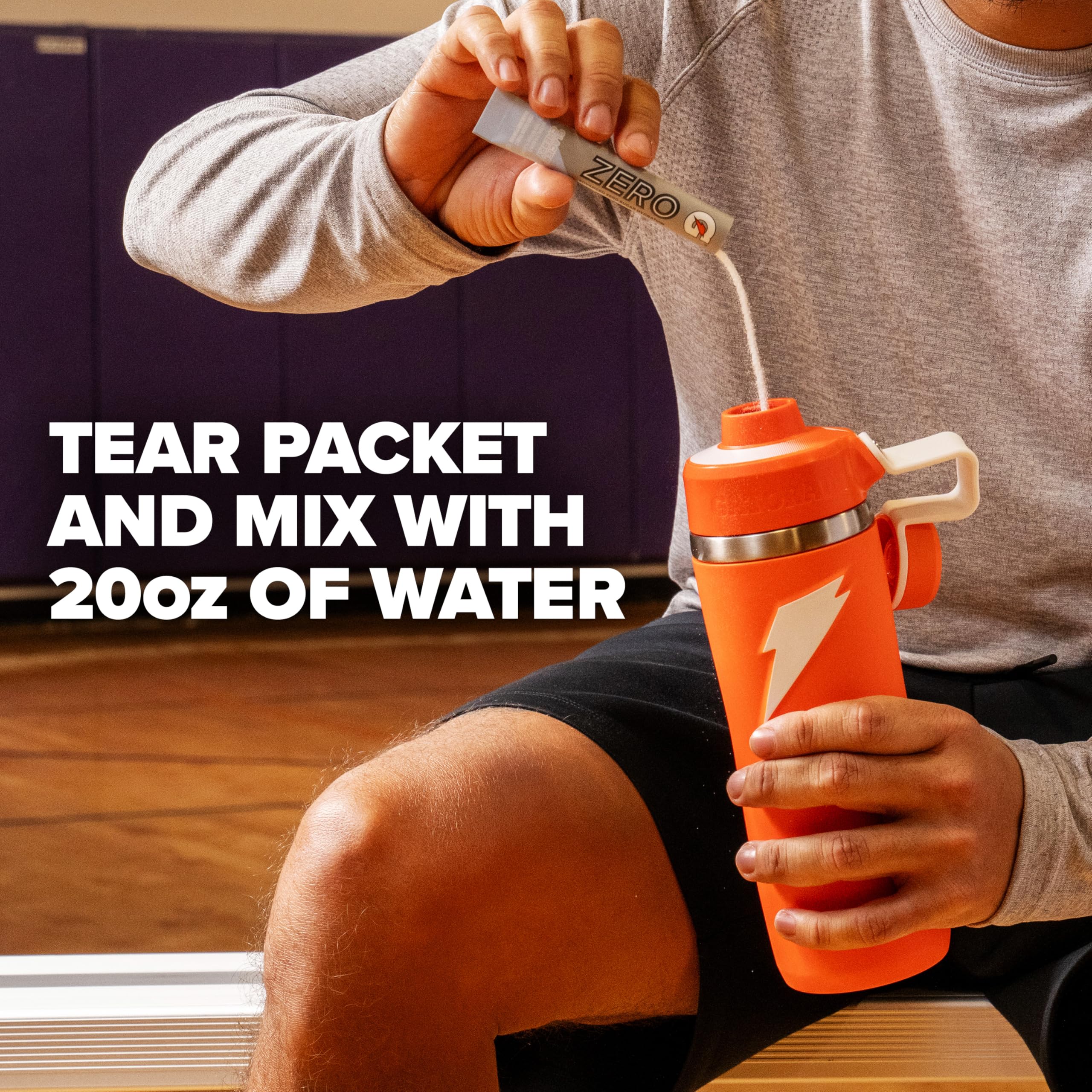 Atleta en gimnasio bebiendo Gatorade, hidratación con electrolitos efectiva