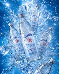 Generic botella en mano mostrando la escala de 750 ml, porcion compartible