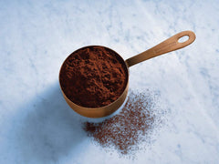Ghirardelli cacao disuelto en taza de chocolate caliente con cremosidad