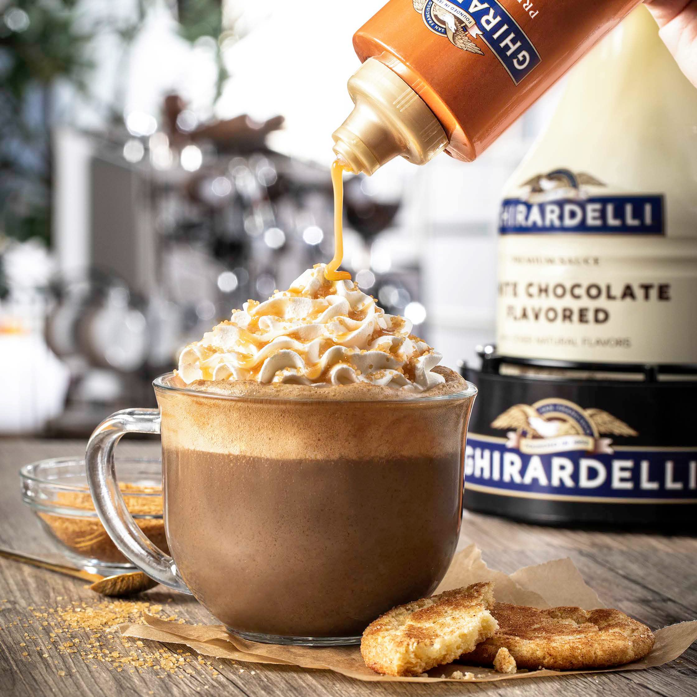 Ghirardelli caramelo vertiéndose en un latte para enriquecer sabor y presentación