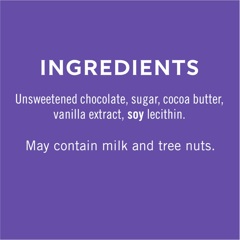 GHIRARDELLI tableta de 3.5 oz en mano para comparar tamaño y porción práctica