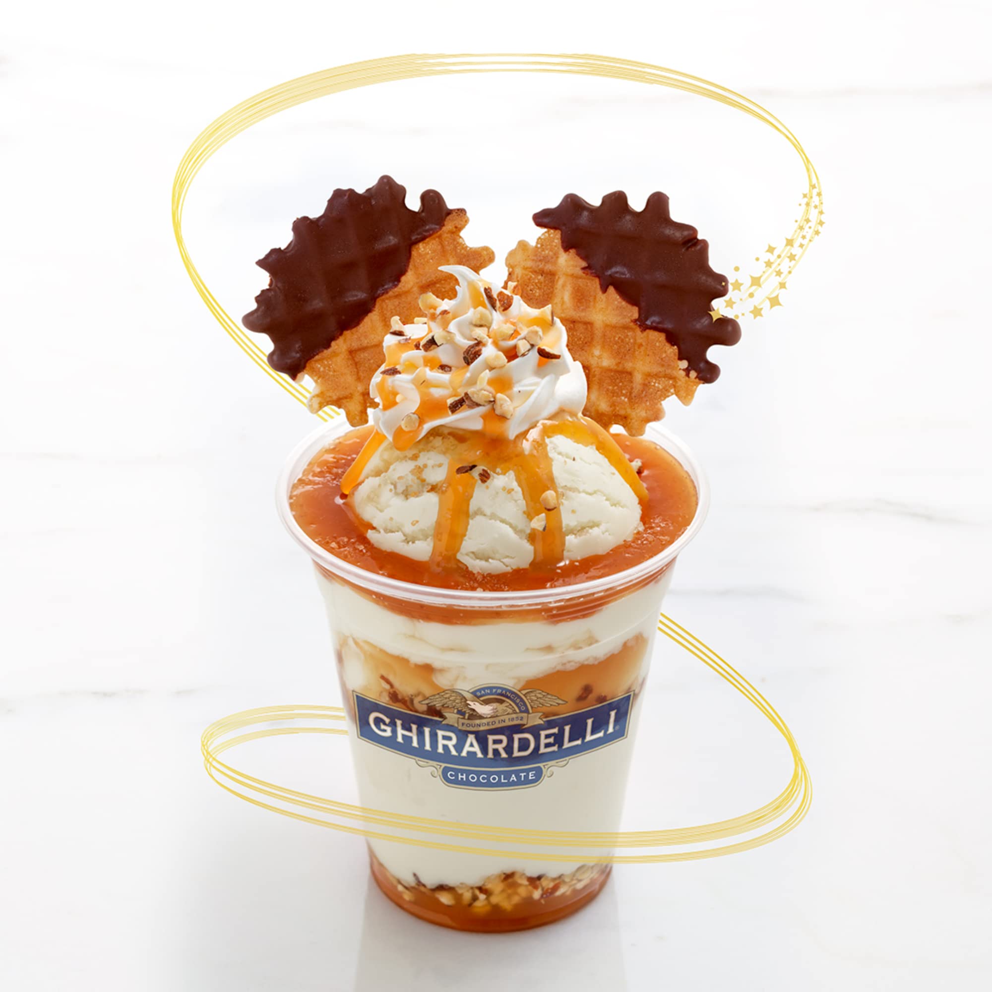 Ghirardelli textura de salsa de caramelo en cuchara para ver consistencia cremosa