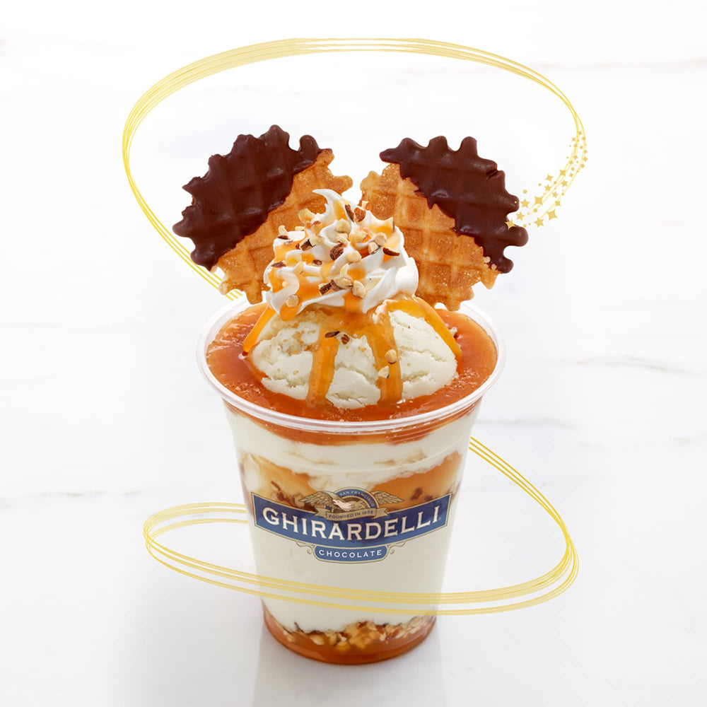 Ghirardelli textura de salsa de caramelo en cuchara para ver consistencia cremosa
