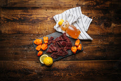 Glenwood porciones de jerky en mano durante camping, snack proteico práctico