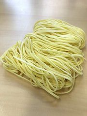 Gluten Free Meister bol de ramen servido con toppings, aspecto apetitoso