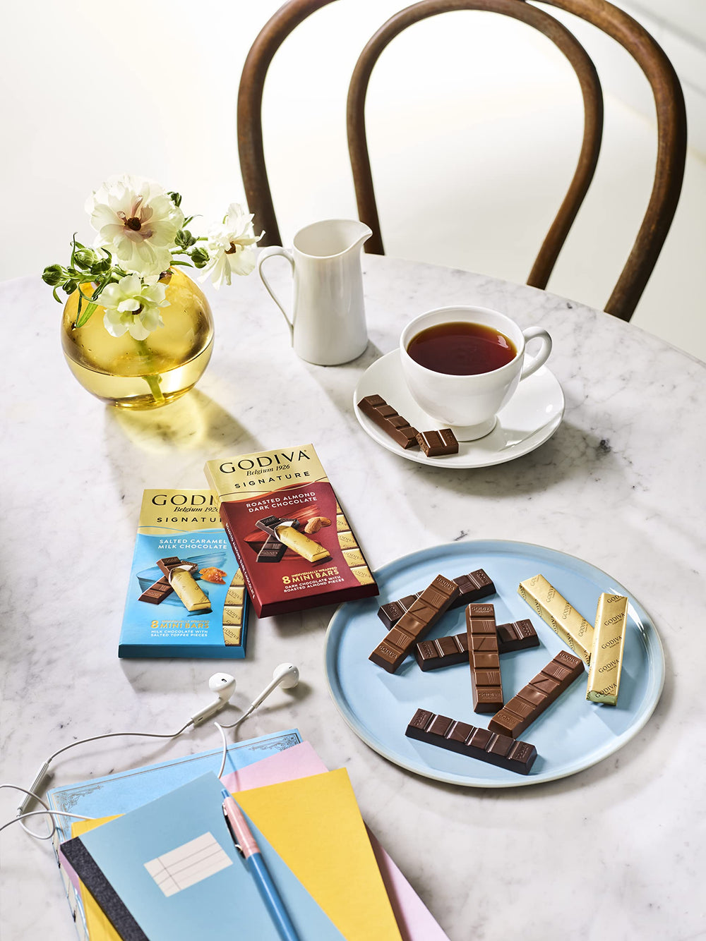 Godiva comparación de tamaño con una mano para visualizar porción portátil