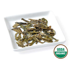 Golden Moon Tea infusión clara en taza, muestra sabor vegetal y color limpio