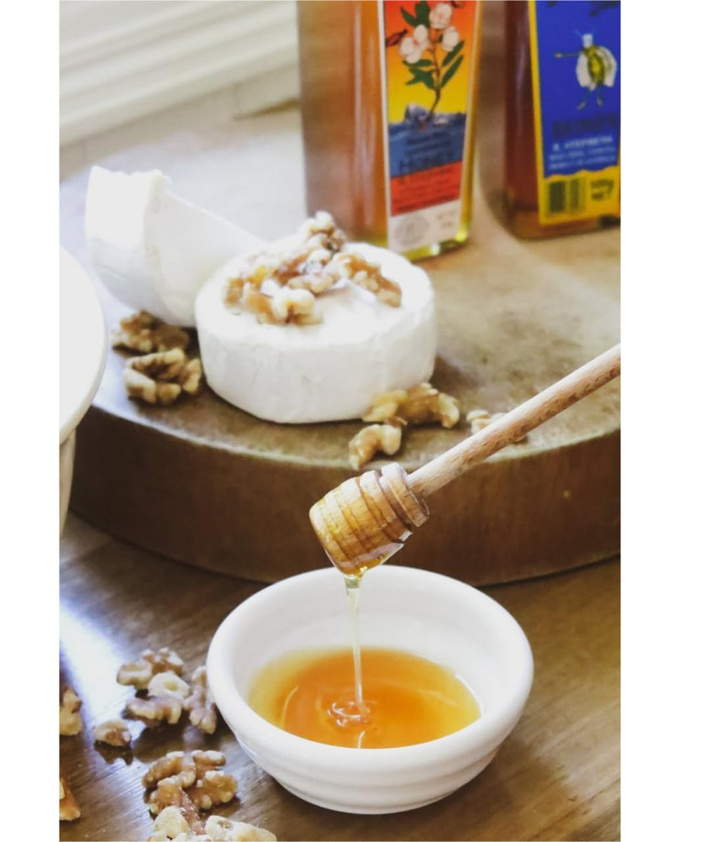 Golden Nectar Honey vertiéndose en taza de té realzando aroma y sabor floral