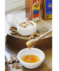 Golden Nectar Honey vertiéndose en taza de té realzando aroma y sabor floral