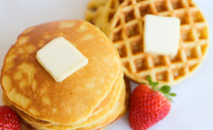 Good Dee's pancakes apilados que ilustran esponjosidad y sabor