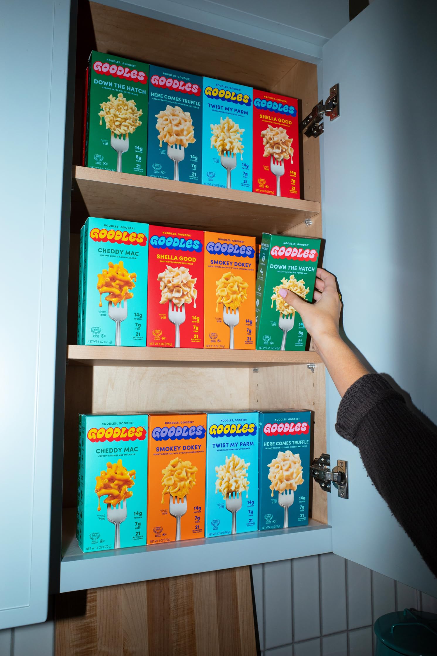 GOODLES familia disfrutando mac & cheese beneficiándose de comidas rápidas