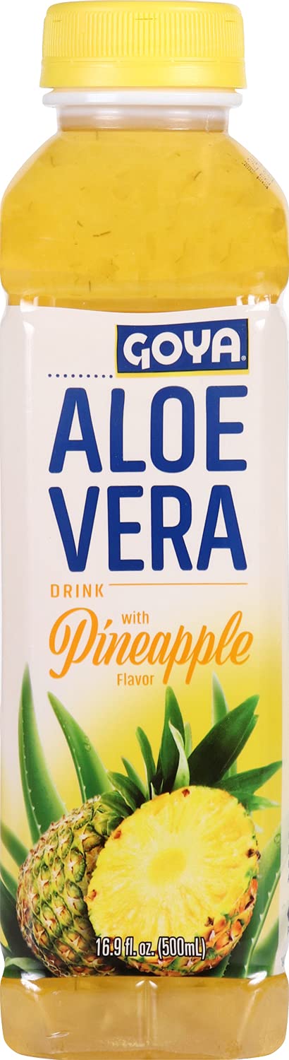 Goya aloe piña botella en mano para mostrar tamaño y facilidad de transporte