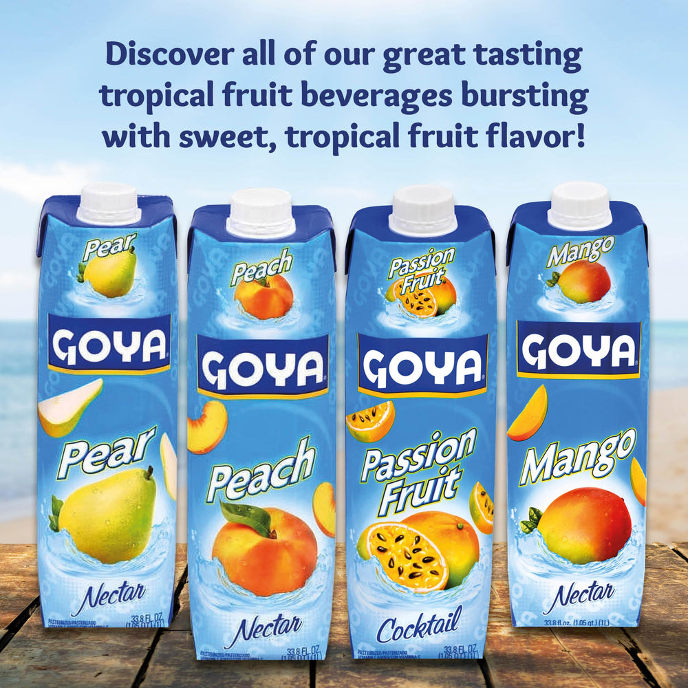 Goya botella en encimera de cocina con frutas y utensilios de receta