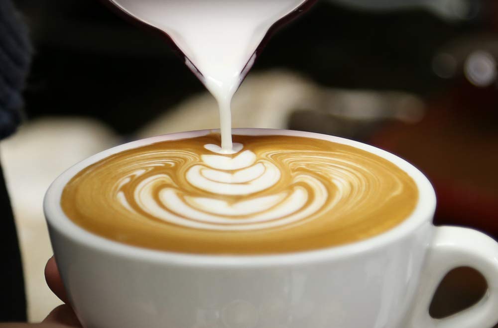 Grande Italia espresso con crema espesa servida en taza pequeña